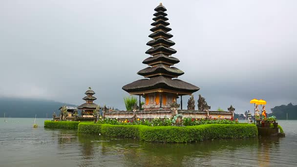 Pura Ulun Danu Bratan Temple, Bedugul Mountains, Bratan Lake, Bali, Indonesia — Stock Video