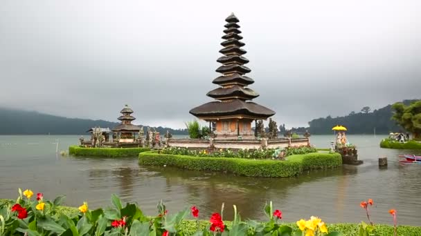 Pura Ulun Danu Bratan Temple, Bedugul Mountains, Bratan Lake, Bali, Indonesië — Stockvideo