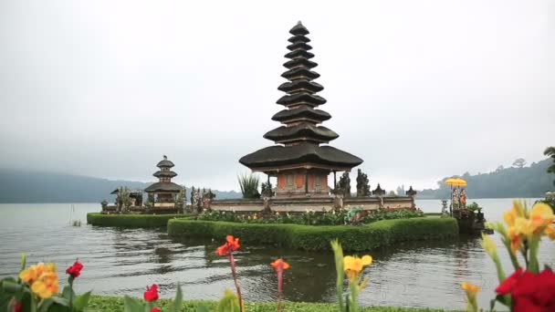 Храм Пура Улунь Дану Братан, Бедугульские горы, озеро Братан, Бали, Индонезия — стоковое видео