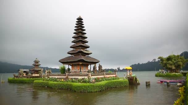 Храм Пура Улунь Дану Братан, Бедугульские горы, озеро Братан, Бали, Индонезия — стоковое видео