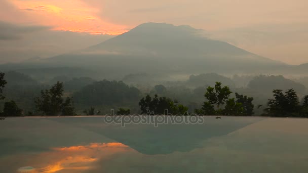 Nascer do sol sobre Vulcão Agung, Bali, Indonésia . — Vídeo de Stock