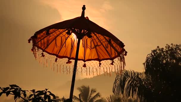 Traditionen Regenschirm auf der Insel Bali, Sonnenuntergang Indonesien — Stockvideo