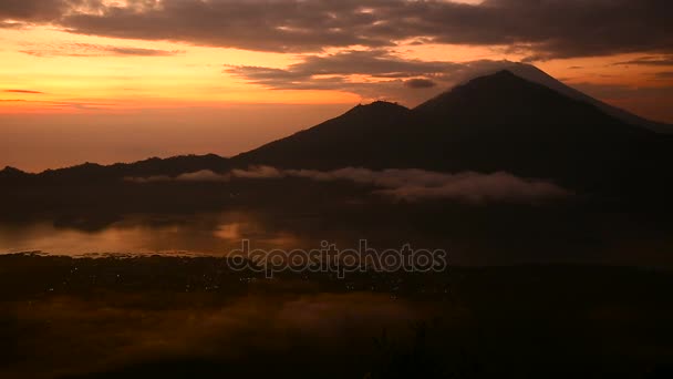 Sunrise Gölü Batur, volkan Agung ve Abang arka planda üzerinde. Bali — Stok video