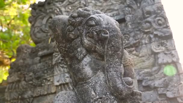 Ворота в храме Пура Лухур Улувату на Бали, Индонезия — стоковое видео