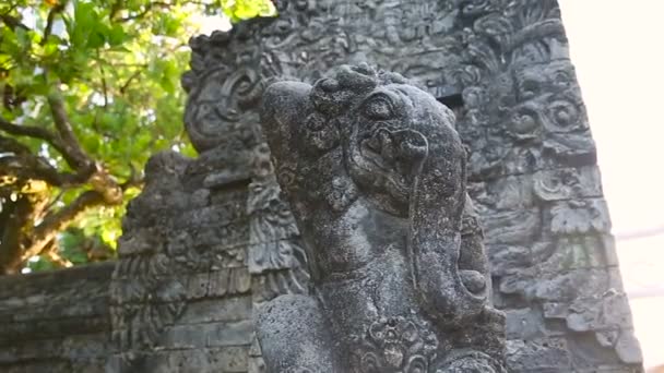 Ворота в храмі Пура Лухур Улувату на Балі (Індонезія). — стокове відео