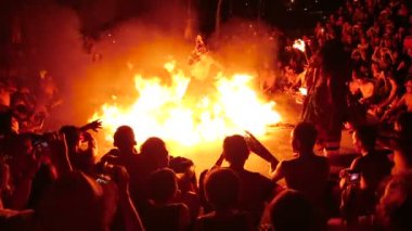 Geleneksel Bali Kecak ve ateşi dans Uluwatu Tapınağı, Bali, Endonezya