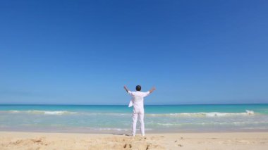 Genç adam sahilde el ele tutuşsun silah kadar özgürlük kavramı tatil seyahat