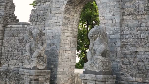 Πύλη στο ναό Pura Luhur Uluwatu στο Μπαλί, Ινδονησία — Αρχείο Βίντεο