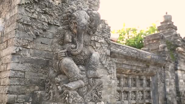 Puerta en el templo de Pura Luhur Uluwatu en Bali, Indonesia — Vídeo de stock