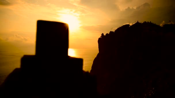 Puesta de sol en el templo de Pura Luhur Uluwatu, Bali Indonesia — Vídeo de stock