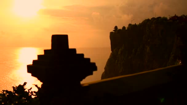 Puesta de sol en el templo de Pura Luhur Uluwatu, Bali Indonesia — Vídeos de Stock