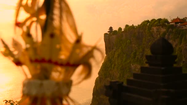 Traditionele Penjor-decoratie in de Pura Uluwatu-tempel bij zonsondergang, Bali Indonesia — Stockvideo