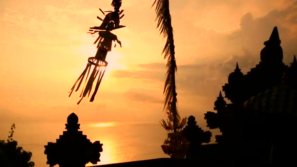 Традиційні Пенджор прикраса в Пура Улувату храм на заході сонця, Балі Індонезія — стокове відео