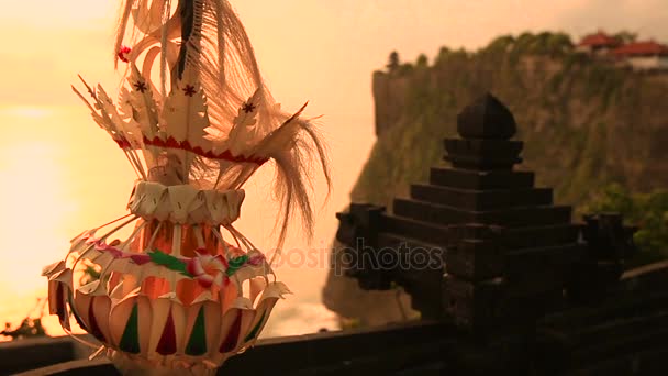 Traditionella Penjor dekoration i Pura Uluwatu Temple vid solnedgången, Bali Indonesien — Stockvideo