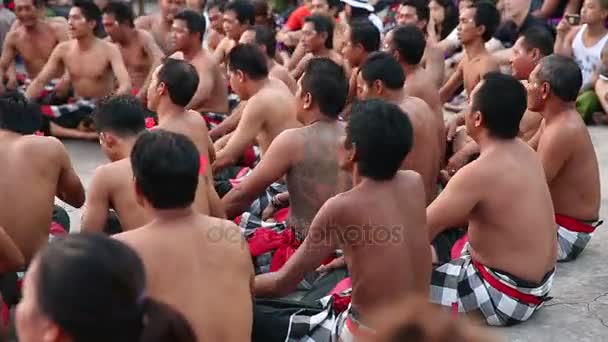 インドネシア、バリ島ウルワツ寺院での伝統的なバリのケカックダンス — ストック動画