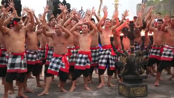 Παραδοσιακός Μπαλινέζικος χορός κεσκέκ στο Uluwatu Temple, Μπαλί, Ινδονησία — Αρχείο Βίντεο