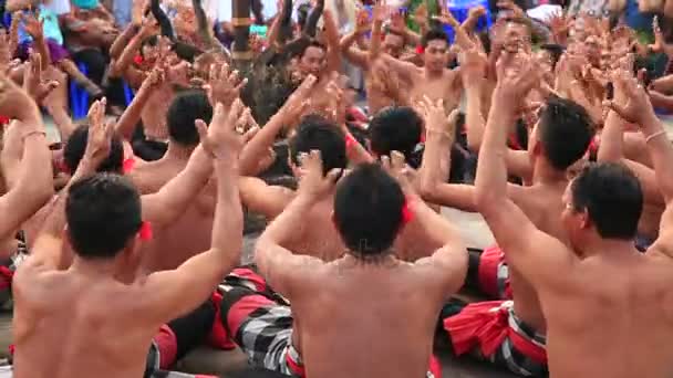 उलुवाटू मंदिर, बाली, इंडोनेशिया येथे पारंपारिक बालिनी केक नृत्य — स्टॉक व्हिडिओ