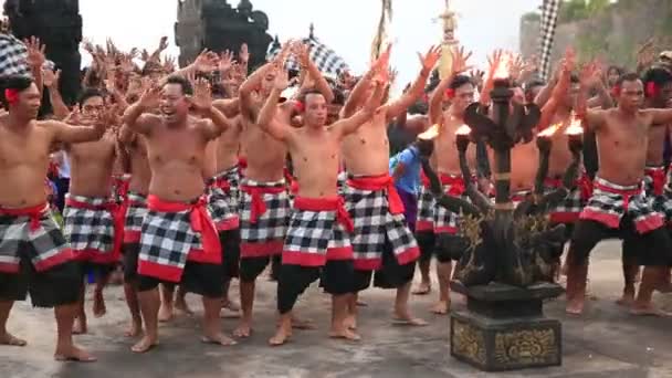 उलुवाटू मंदिर, बाली, इंडोनेशिया येथे पारंपारिक बालिनी केक नृत्य — स्टॉक व्हिडिओ