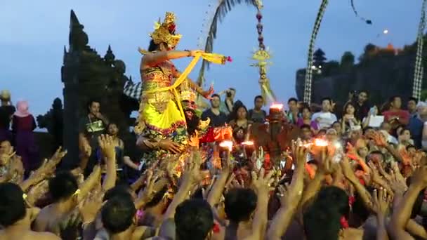 Традиционные балийские танцы в храме Улувату, Бали, Индонезия — стоковое видео