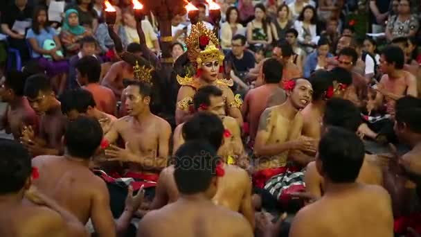Danza tradicional de Kecak balinés en el templo de Uluwatu, Bali, Indonesia — Vídeos de Stock