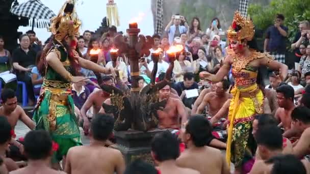 Uluwatu Tapınağı'nda Geleneksel Bali Kecak Dansı, Bali, Endonezya — Stok video