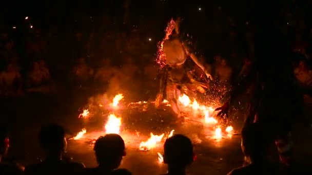 Παραδοσιακό μπαλινέζικο Kecak και χορός της φωτιάς στο ναό Ουλουβουάτου, Μπαλί, Ινδονησία — Αρχείο Βίντεο