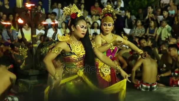 Традиционные балийские танцы в храме Улувату, Бали, Индонезия — стоковое видео