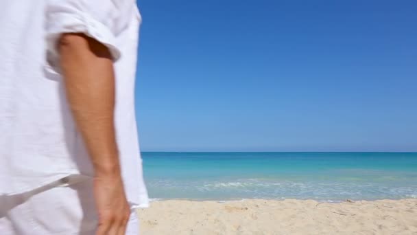 Ung man se ut över havet på stranden semester resor konceptet — Stockvideo