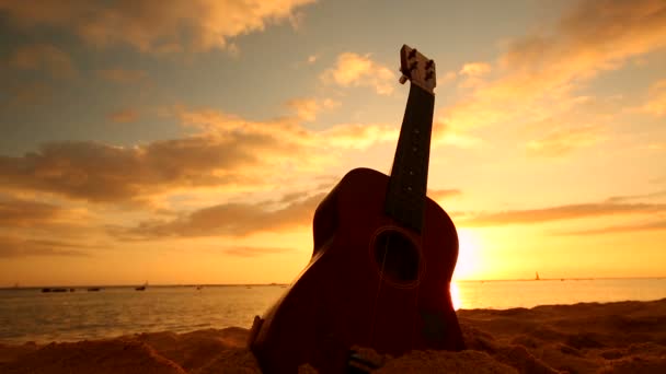 Concepto de Hawaii con ukelele en la playa al atardecer — Vídeos de Stock