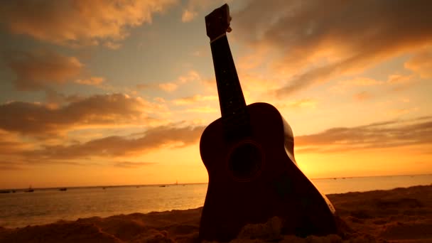 Hawaii-Konzept mit Ukulele am Strand bei Sonnenuntergang — Stockvideo