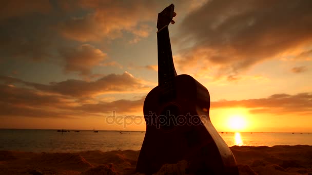 Hawaii-Konzept mit Ukulele am Strand bei Sonnenuntergang — Stockvideo