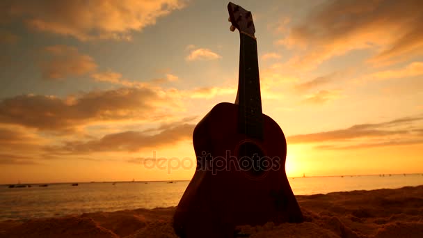 Hawaii-Konzept mit Ukulele am Strand bei Sonnenuntergang — Stockvideo