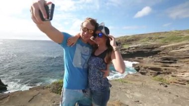 Kendi kendine portre fotoğraf makinesi telefon ile Hawaii, Oahu alarak çift turist