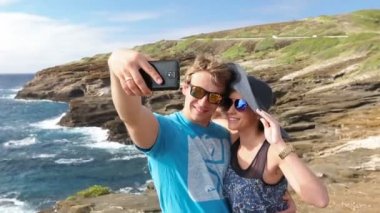 Kendi kendine portre fotoğraf makinesi telefon ile Hawaii, Oahu alarak çift turist