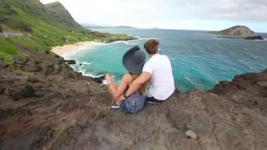 Genç aktif çift oturma ve Makapuu gözcü, Oahu, Hawaii görünümünde bakarak
