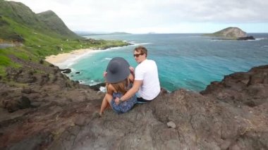 Genç aktif çift oturma ve Makapuu gözcü, Oahu, Hawaii görünümünde bakarak