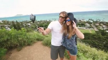 Mutlu çift selfie kendi kendine portre fotoğraf hiking, Oahu, Hawaii alarak