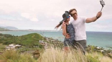 Mutlu çift selfie kendi kendine portre fotoğraf hiking, Oahu, Hawaii alarak