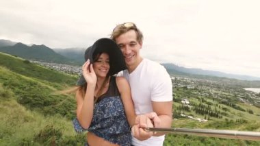 Mutlu çift selfie kendi kendine portre fotoğraf hiking, Oahu, Hawaii alarak