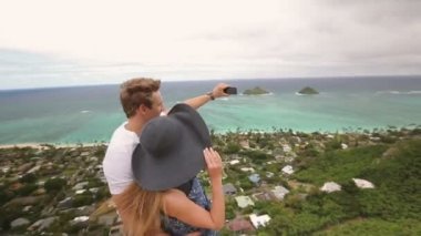 Mutlu çift selfie kendi kendine portre fotoğraf hiking, Oahu, Hawaii alarak