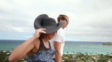 Genç çift tutuşup Oahu Hawaii yürüyüş hiking