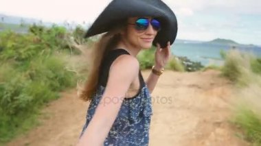 Genç çift tutuşup Oahu Hawaii yürüyüş hiking