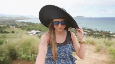 Genç çift tutuşup Oahu Hawaii yürüyüş hiking