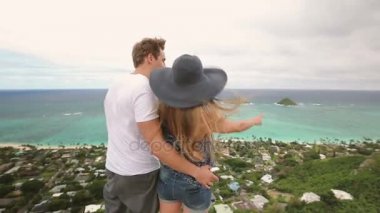 Yürüyüş ve zevk çift turist Oahu, Hawaii görüntülemek