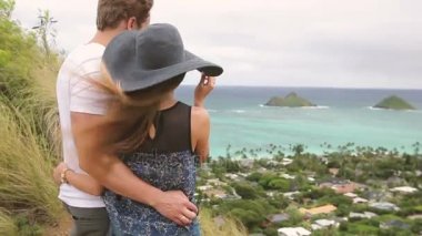 Yürüyüş ve zevk çift turist Oahu, Hawaii görüntülemek