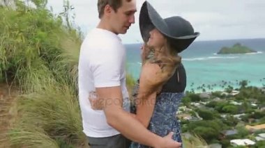 Yürüyüş ve zevk çift turist Oahu, Hawaii görüntülemek