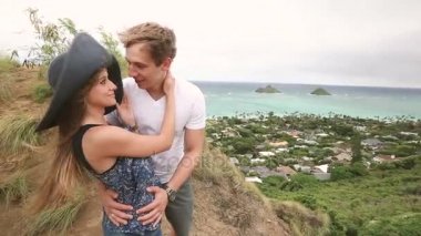 Yürüyüş ve zevk çift turist Oahu, Hawaii görüntülemek