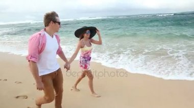 Seven genç Kafkas çift birlikte beach Oahu Hawaii yürüyüş elele