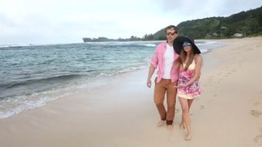 Seven genç Kafkas çift birlikte beach Oahu Hawaii yürüyüş elele