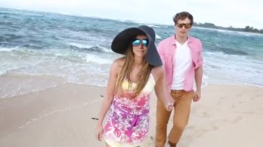 Seven genç Kafkas çift birlikte beach Oahu Hawaii yürüyüş elele